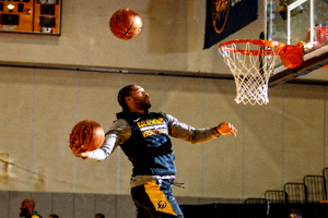 NBA球星在赛前热身中练习三分投篮，状态良好